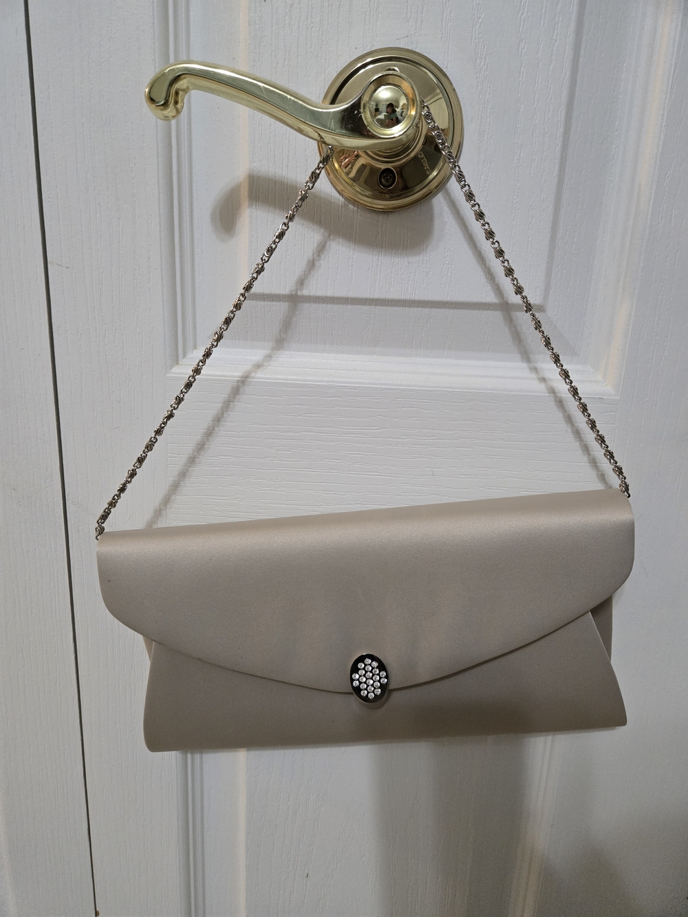 Kate LandryElegant Beige Satin Evening Clutch with Chain Strap